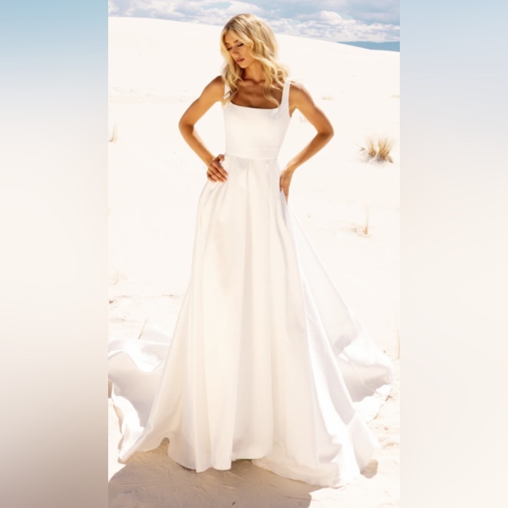 Elegant Ivory Satin Bridal Gown.  Size 16.  P883